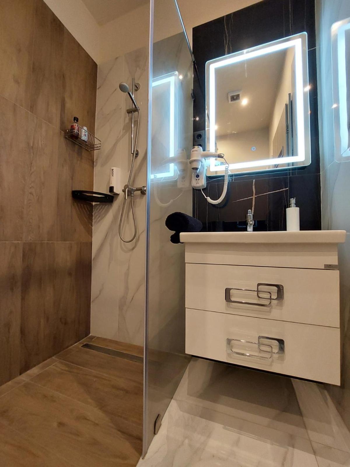 Silver Dawn Apartments Сегед Екстериор снимка